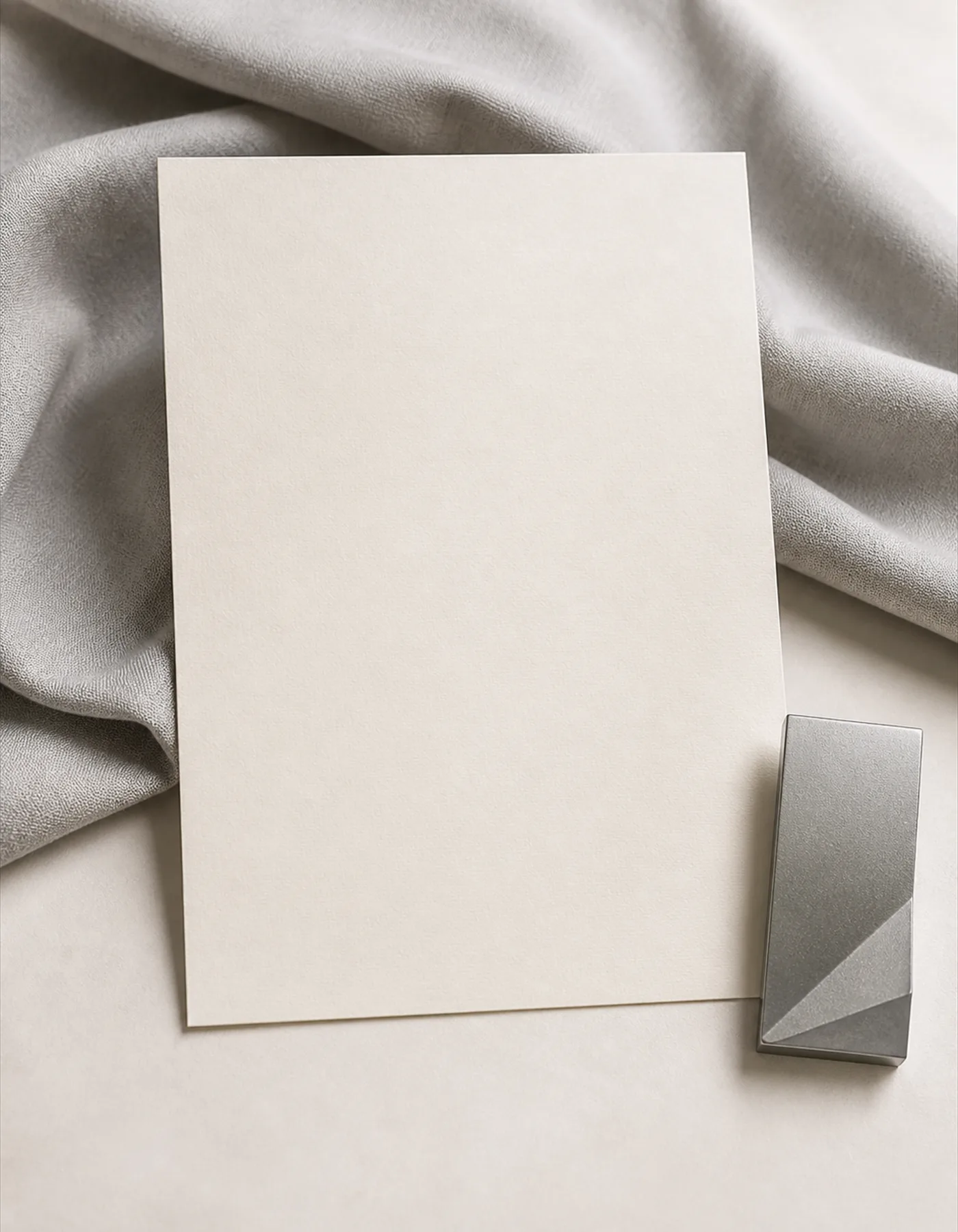 Prázdný diplom vedle minimalistického kovového ocenění